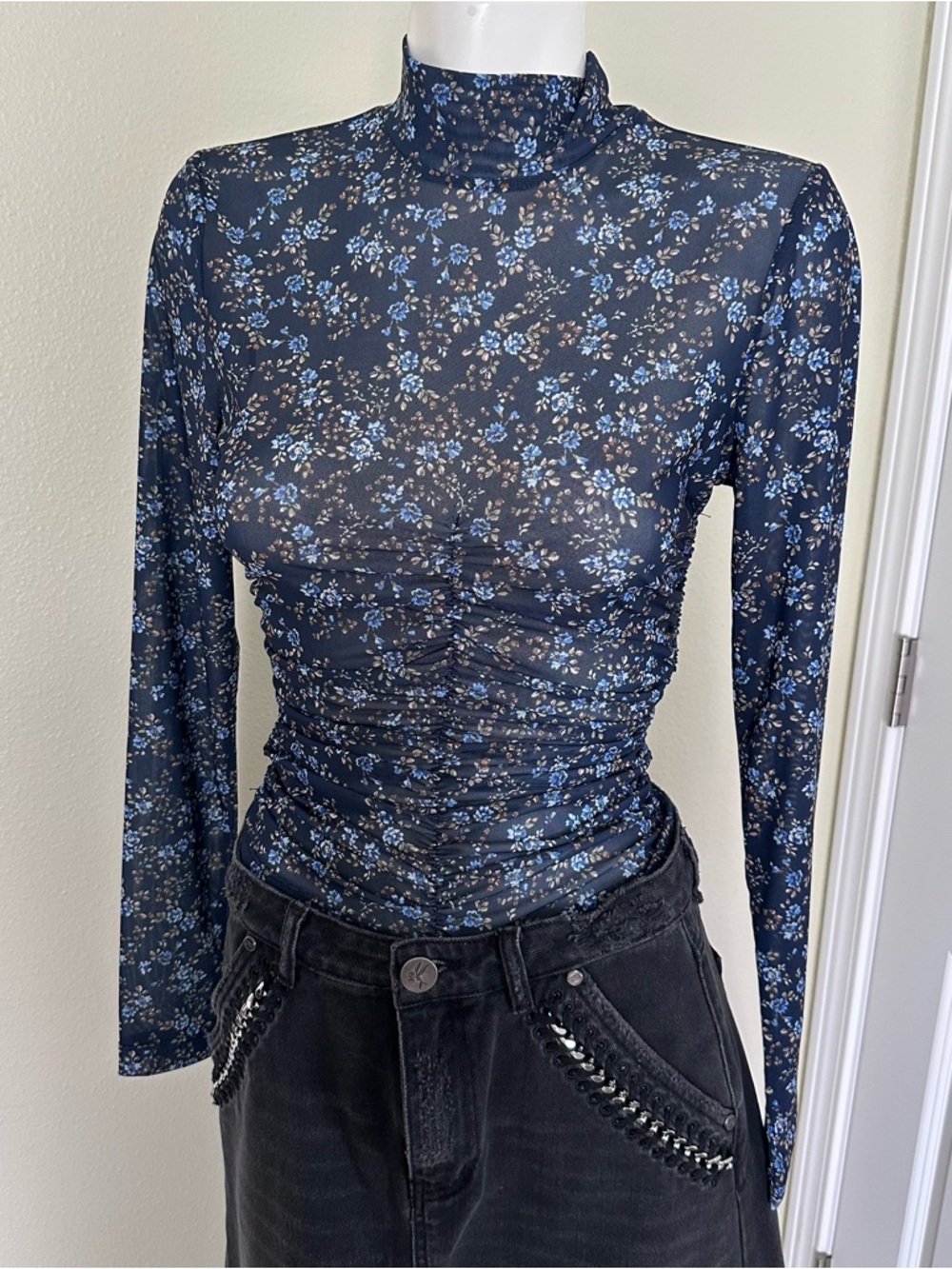 Avec Les Filles Navy Blue Floral Ruched Mock Neck Top
